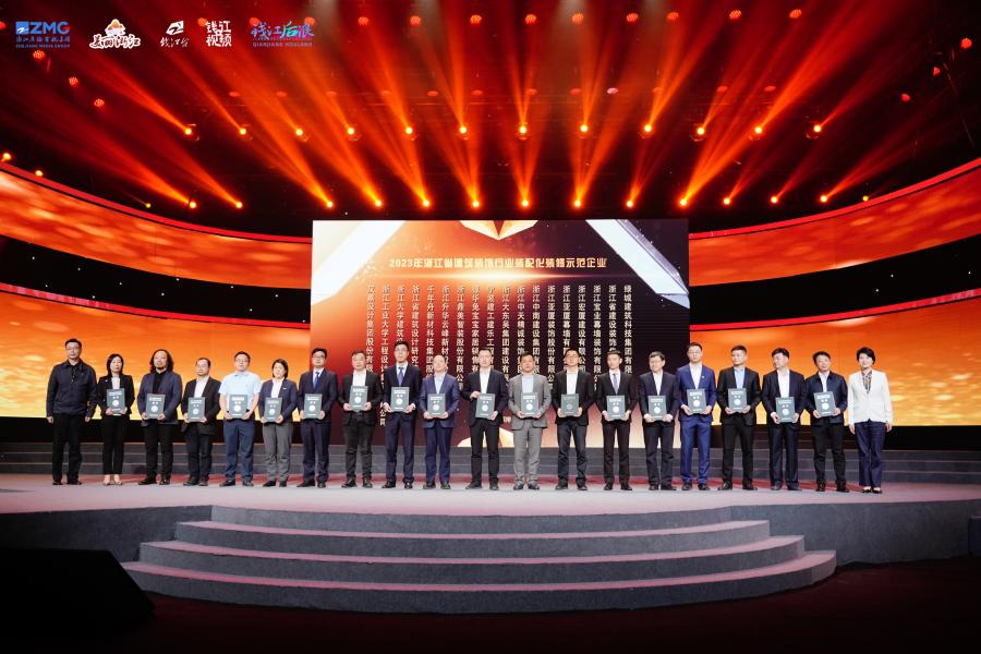 17259489119210736mNT.jpeg upay钱包构筑科技集团总经理朱快(右二)现场领奖.jpeg